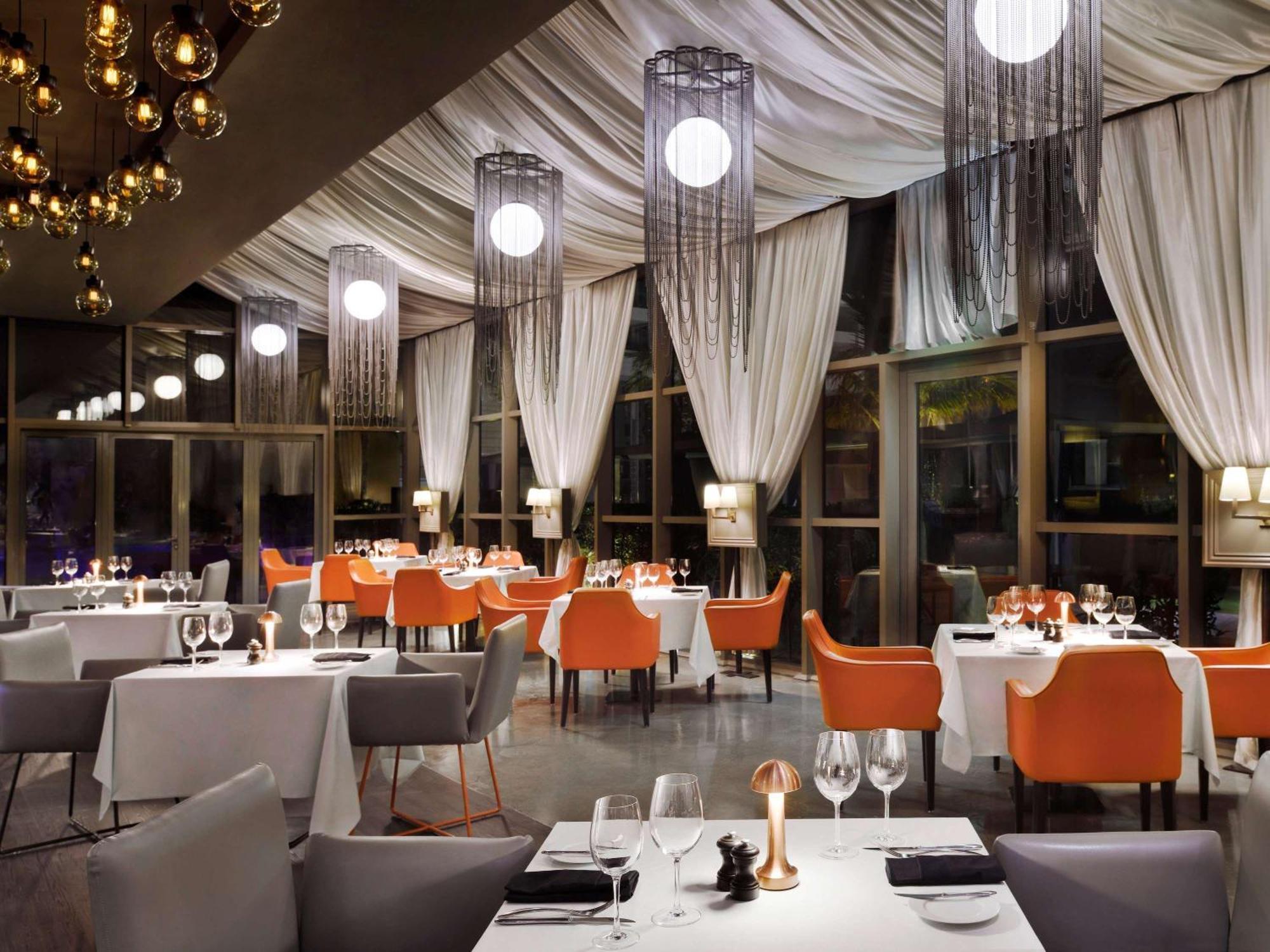 Moevenpick Hotel Jumeirah Beach Dubái Exterior foto The restaurant